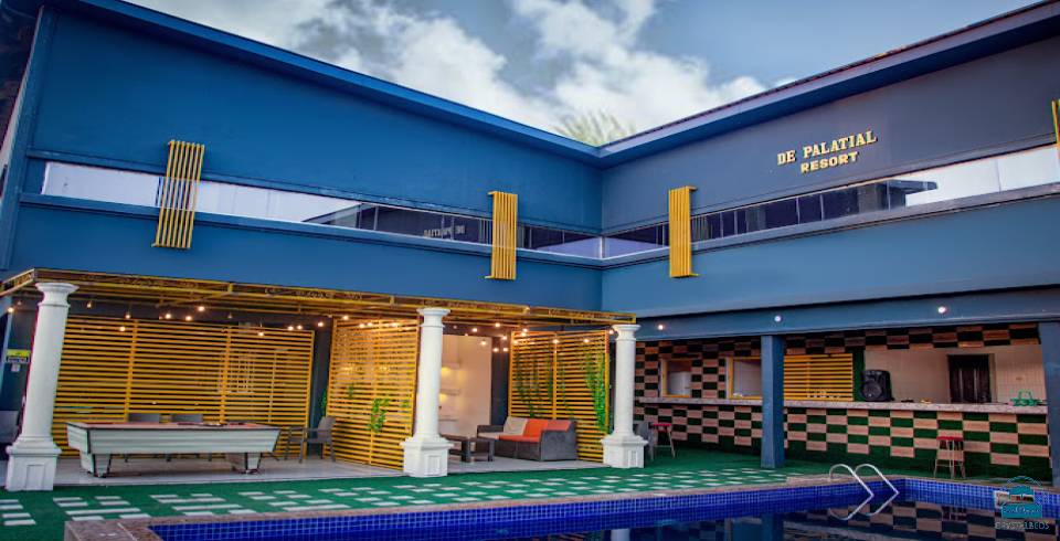 De Palatial Hotel And Apartments 